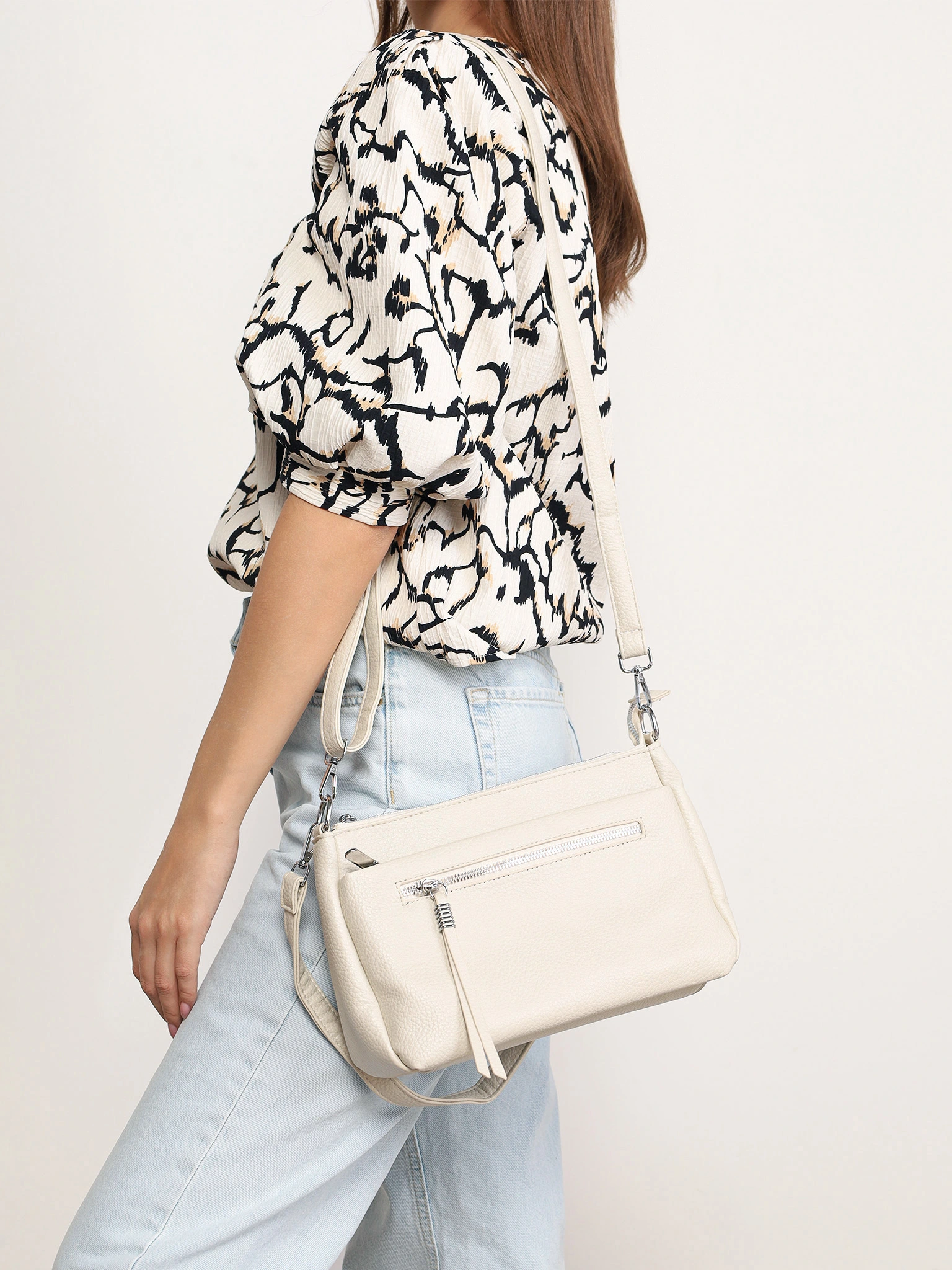 Сумка-кроссбоди с декоративным пуллером в ассортименте